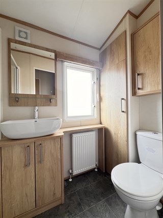 2023 Carnaby Glenmoor Lodge 41ft x 13ft, 3 bedroom Static Lodge Holiday Home main bedroom en suite